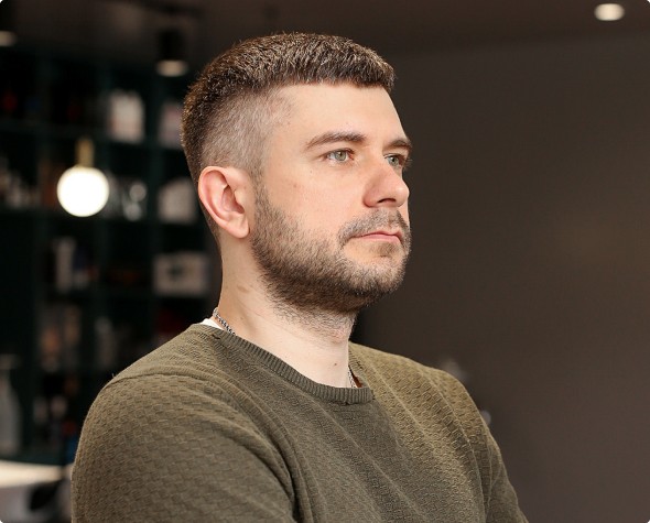 Krótkie męskie cięcie z precyzyjnie wycieniowanymi bokami i uporządkowaną linią fryzury